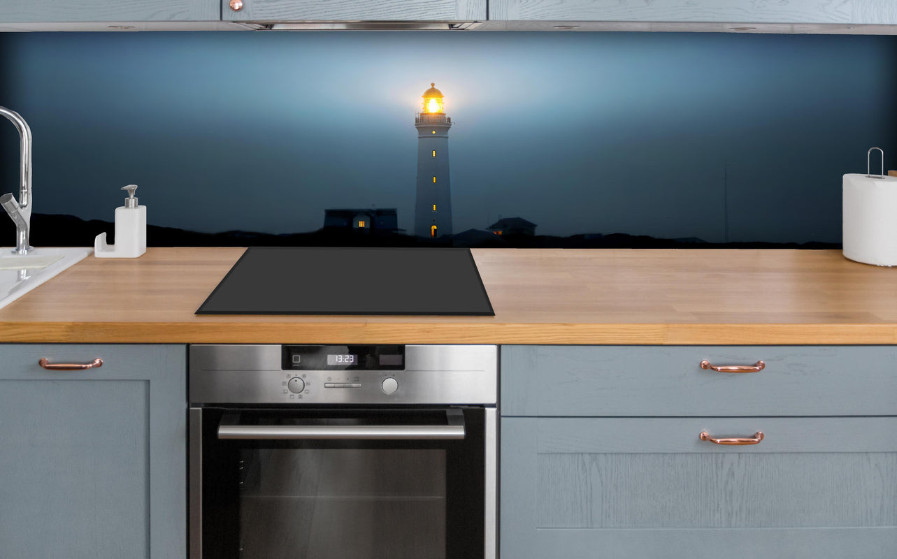 Küche - Leuchtturm im dunkeln über polierter Holzarbeitsplatte mit Cerankochfeld