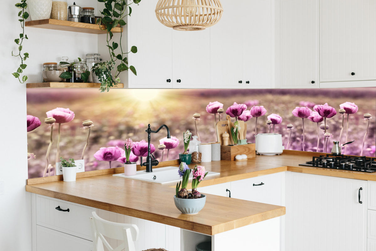 Küche - Lila Mohnblume in lebendiger Küche mit bunten Blumen