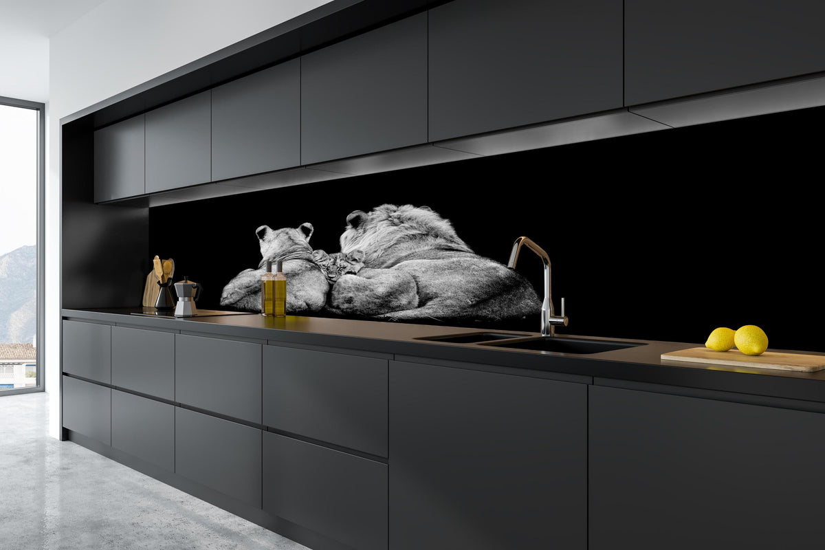Küche - Löwenfamilie liegend mit schwarzem Hintergrund in tiefschwarzer matt-premium Einbauküche