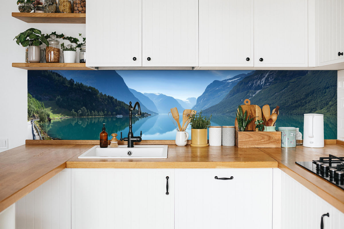 Küche - Lovatnet See - Norwegen in weißer Küche hinter Gewürzen und Kochlöffeln aus Holz