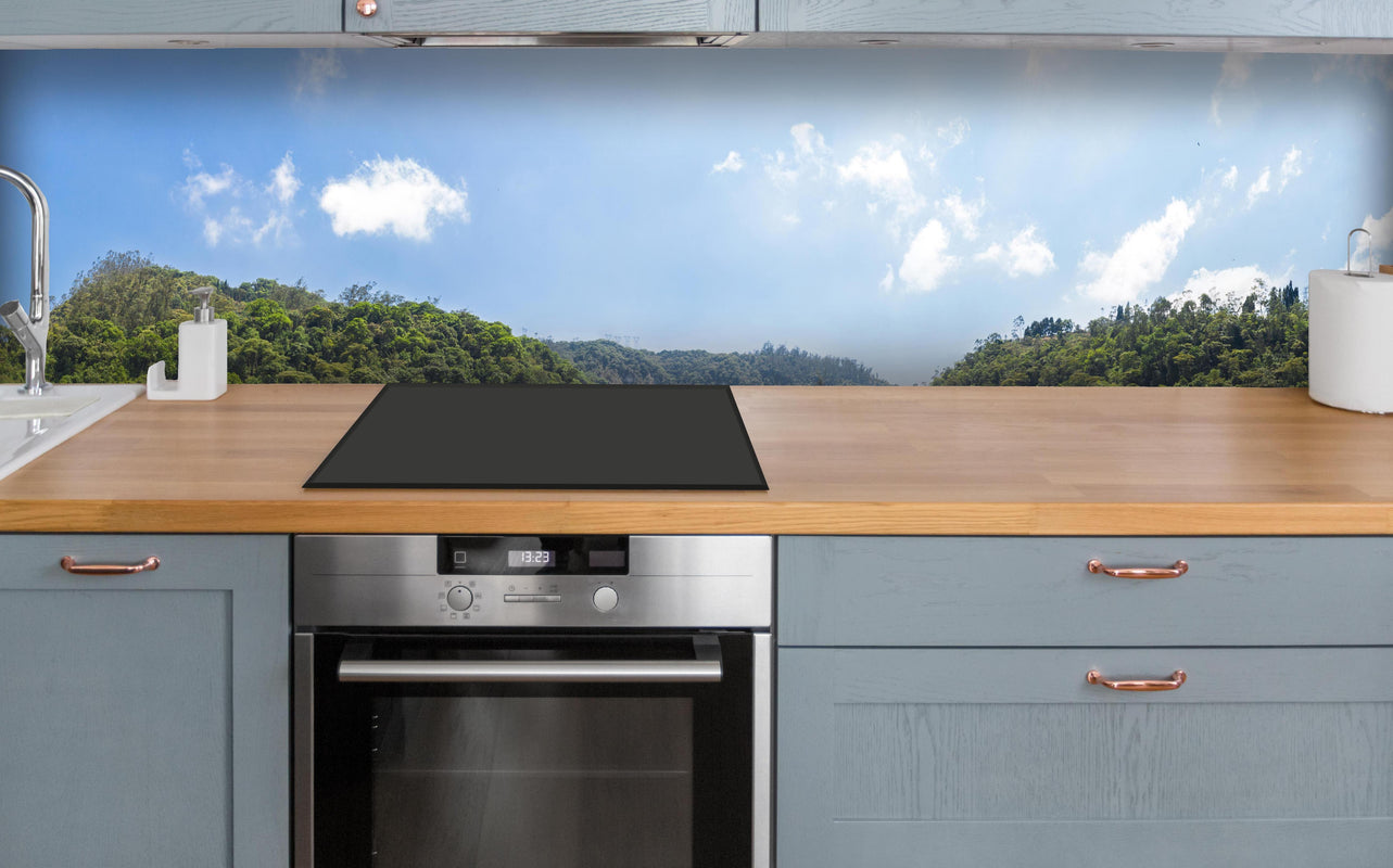 Küche - Luftaufnahme von El Salto de Tequendama über polierter Holzarbeitsplatte mit Cerankochfeld