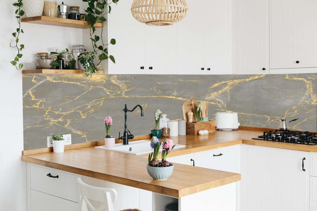 Küche - Luxuriöse Goldmarmor-Textur in lebendiger Küche mit bunten Blumen