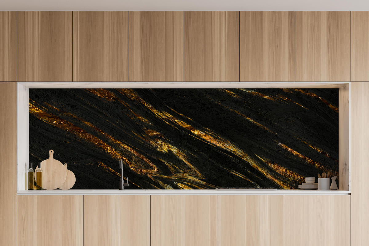 Küche - Luxus Gold Marmor-Holz Textur in charakteristischer Vollholz-Küche mit modernem Gasherd