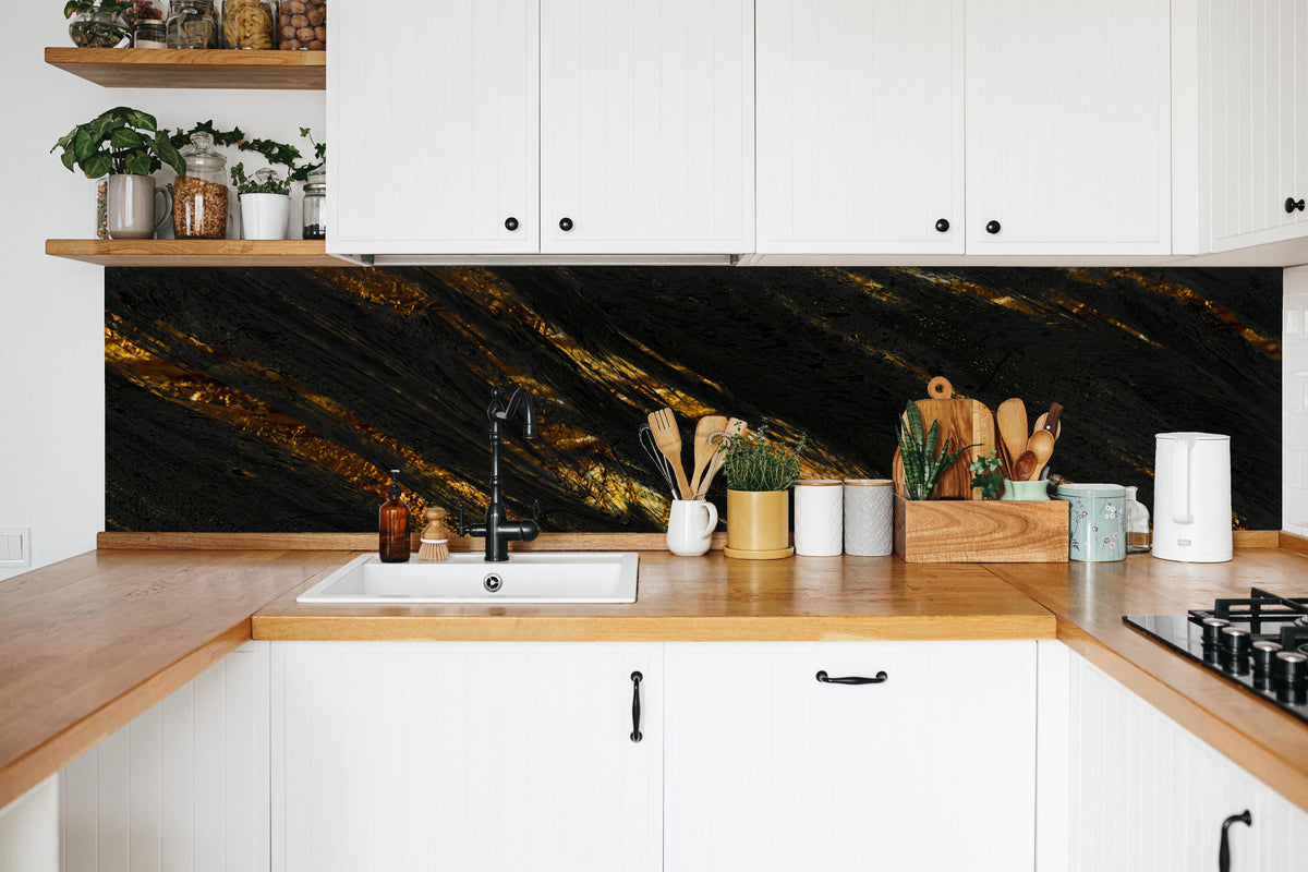 Küche - Luxus Gold Marmor-Holz Textur in weißer Küche hinter Gewürzen und Kochlöffeln aus Holz