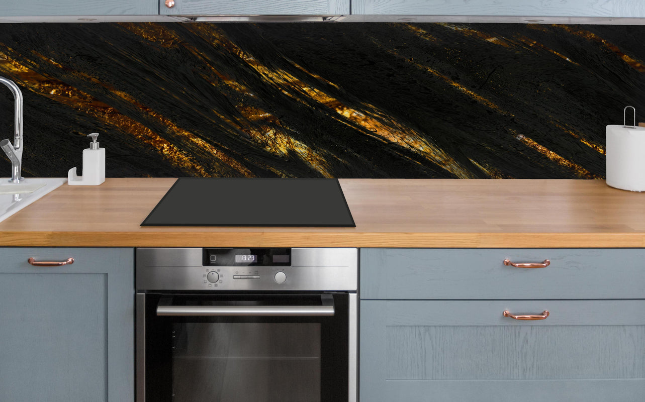 Küche - Luxus Gold Marmor-Holz Textur über polierter Holzarbeitsplatte mit Cerankochfeld