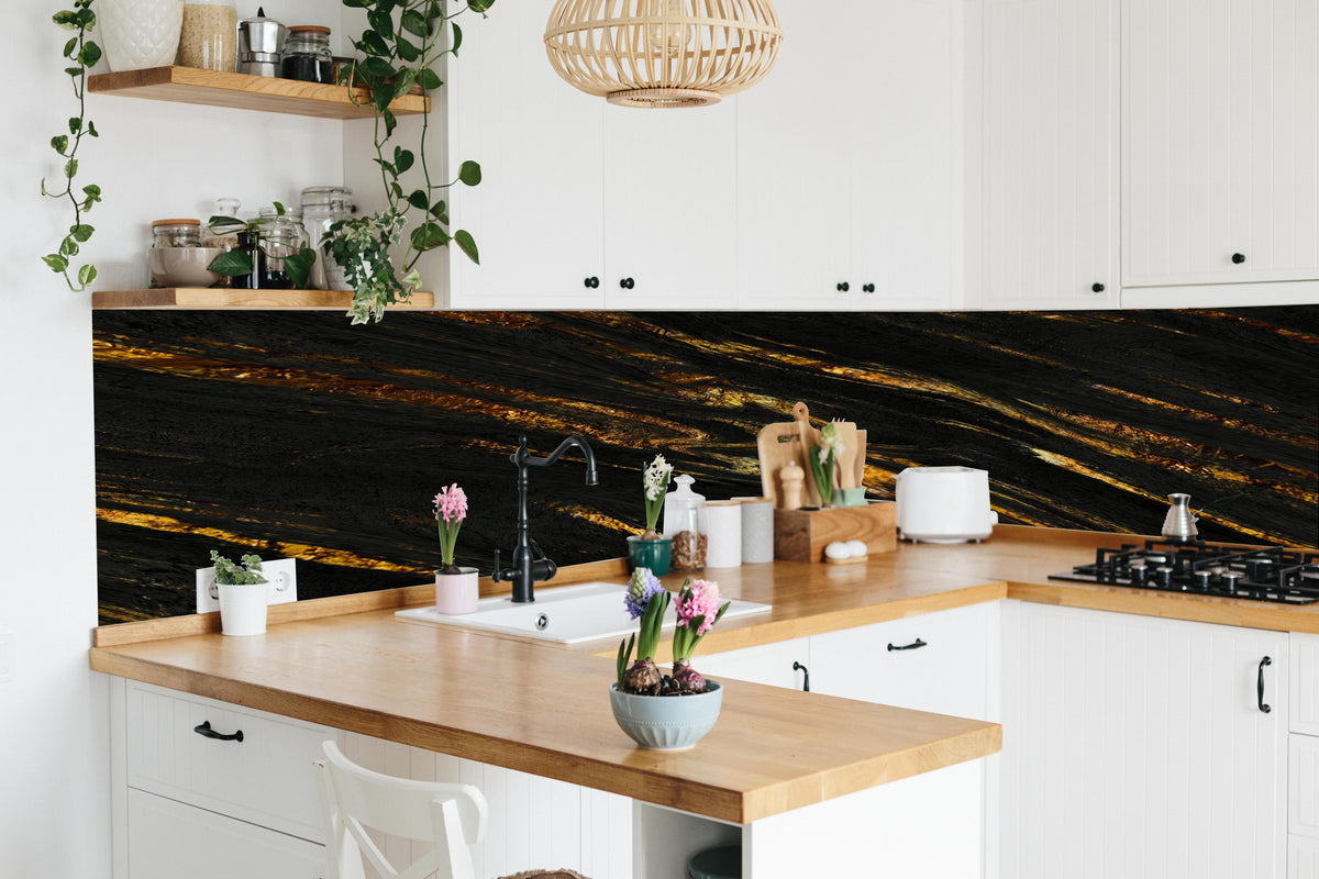 Küche - Luxus Gold Marmor-Holz Textur in lebendiger Küche mit bunten Blumen