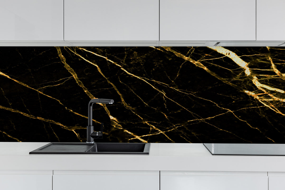 Küche - Luxus Goldmarmortextur  hinter weißen Hochglanz-Küchenregalen und schwarzem Wasserhahn