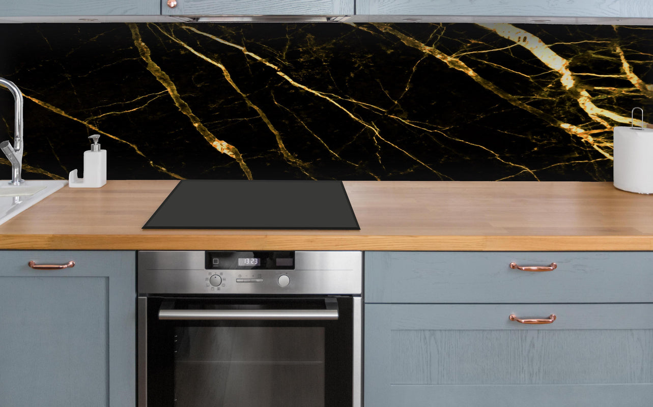 Küche - Luxus Goldmarmortextur  über polierter Holzarbeitsplatte mit Cerankochfeld