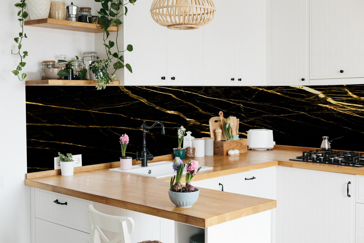 Küche - Luxus Goldmarmortextur  in lebendiger Küche mit bunten Blumen