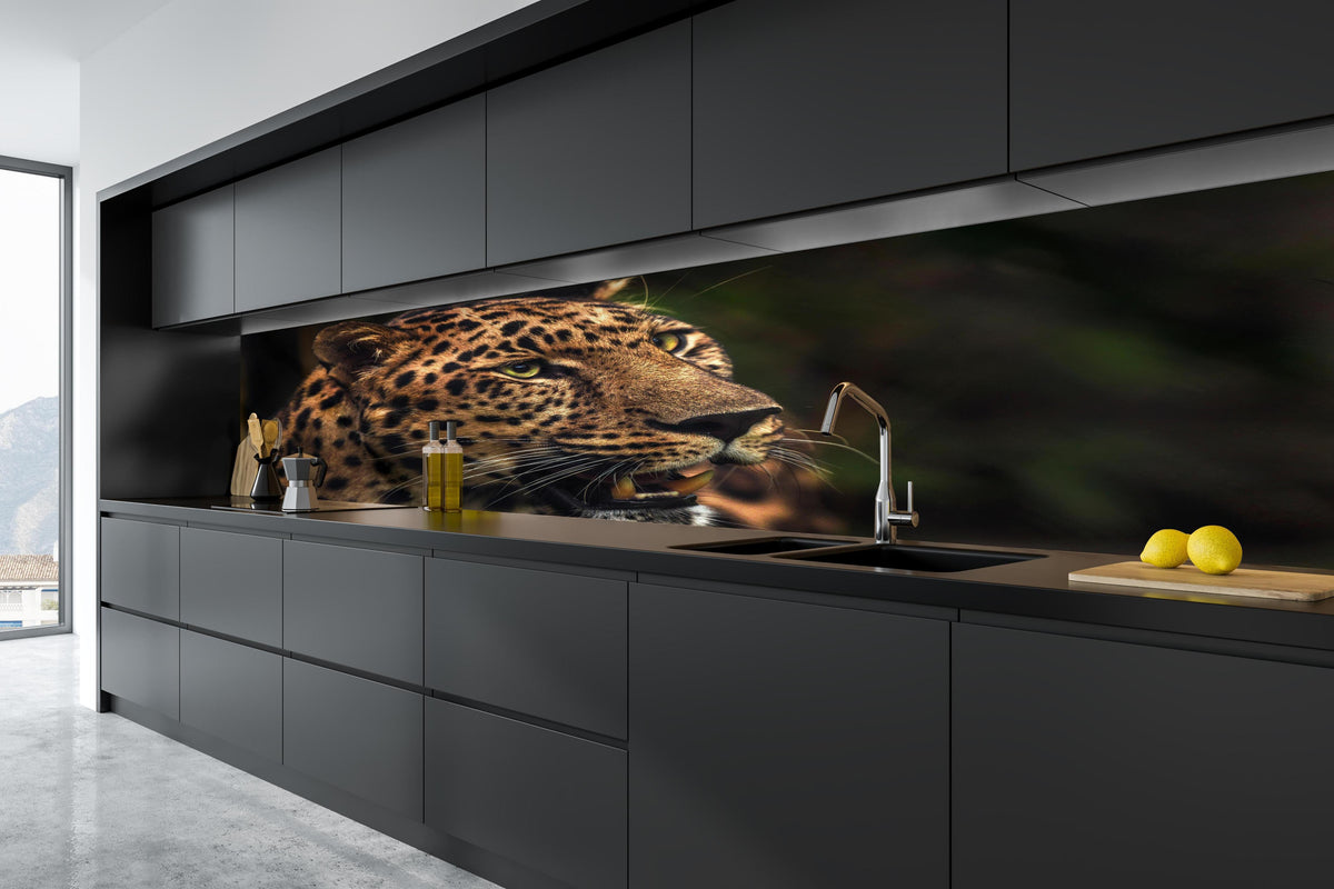 Küche - Majestätischer Amur-Leopard in tiefschwarzer matt-premium Einbauküche