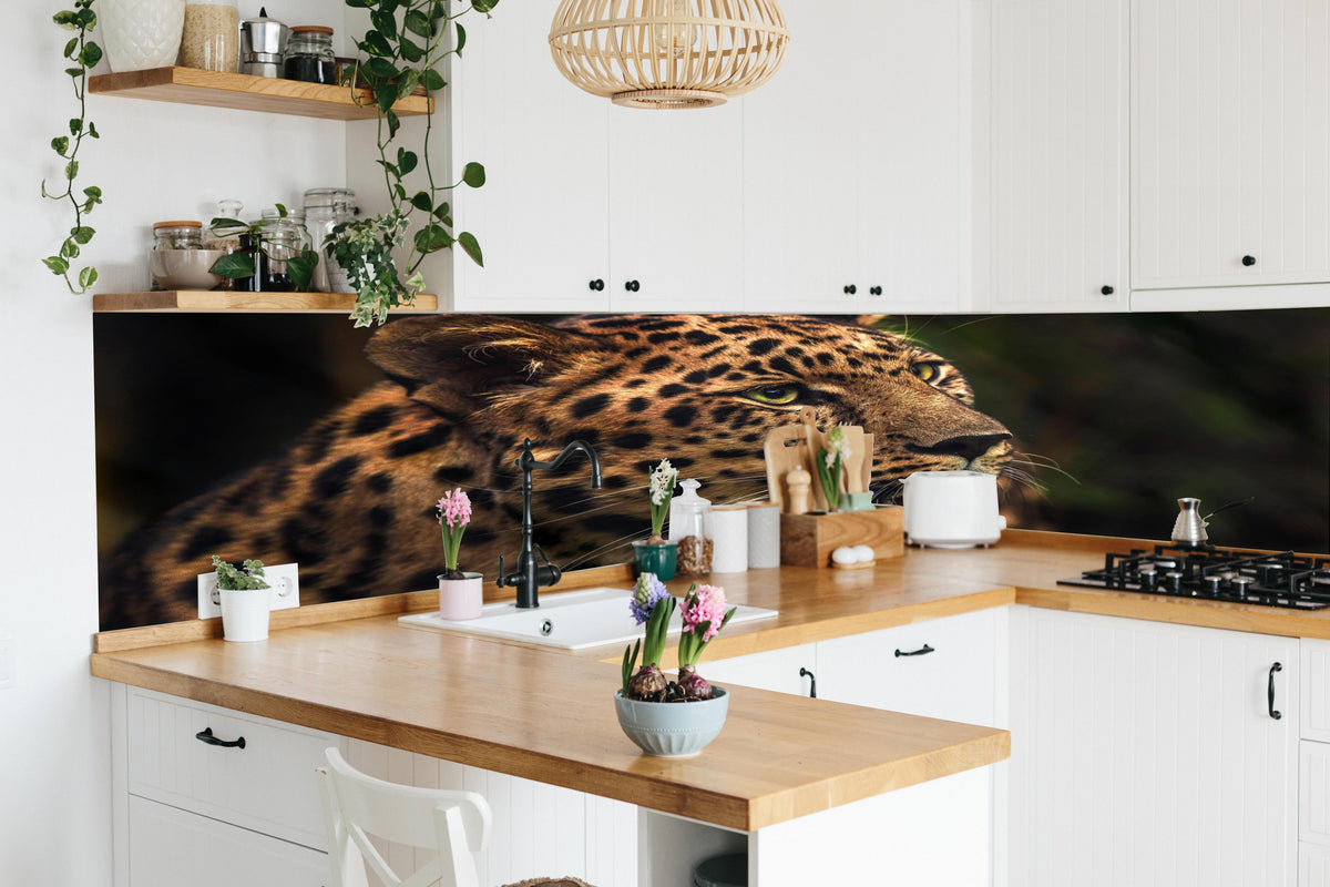 Küche - Majestätischer Amur-Leopard in lebendiger Küche mit bunten Blumen