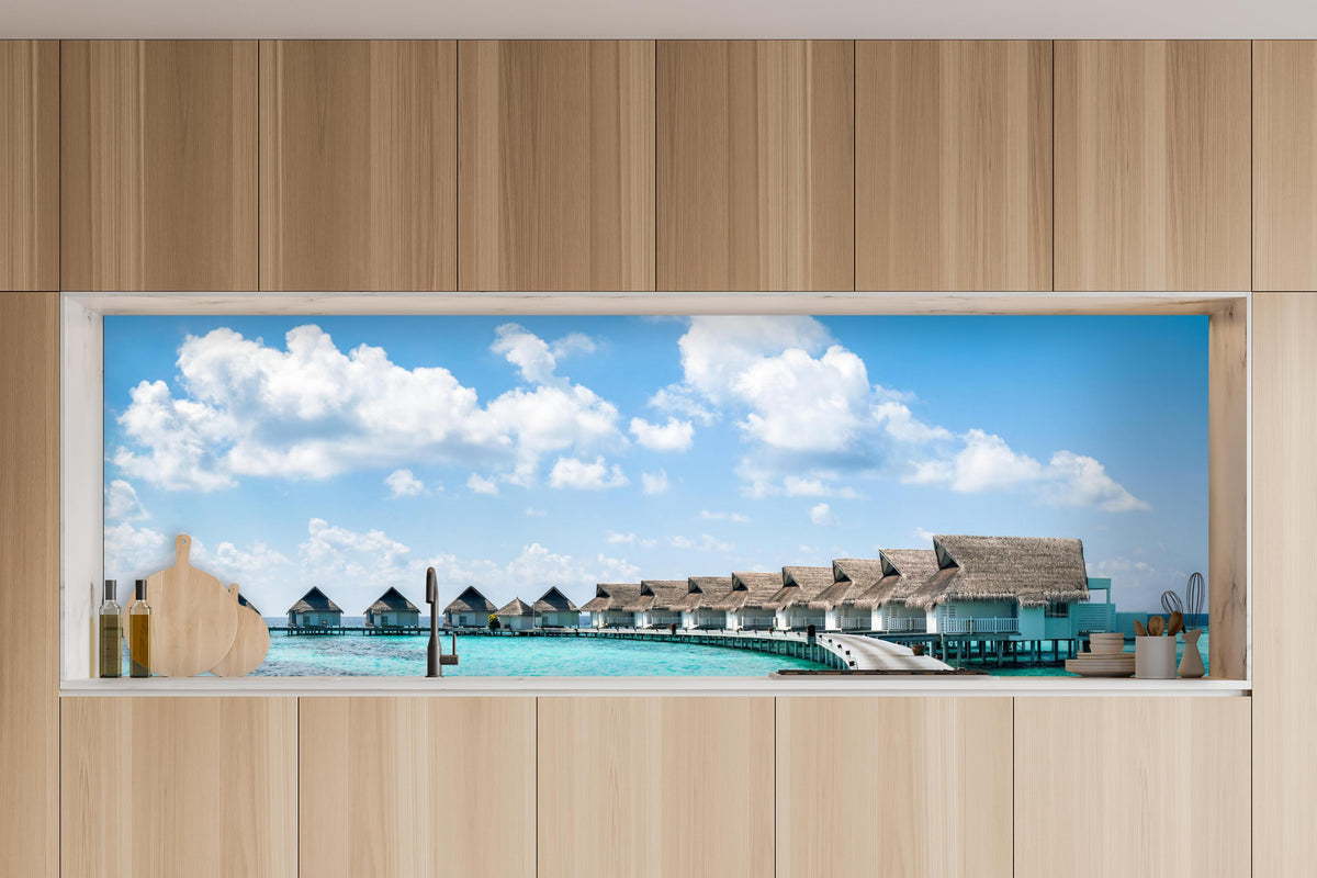 Küche - Malediven Wasser-Hotel in charakteristischer Vollholz-Küche mit modernem Gasherd
