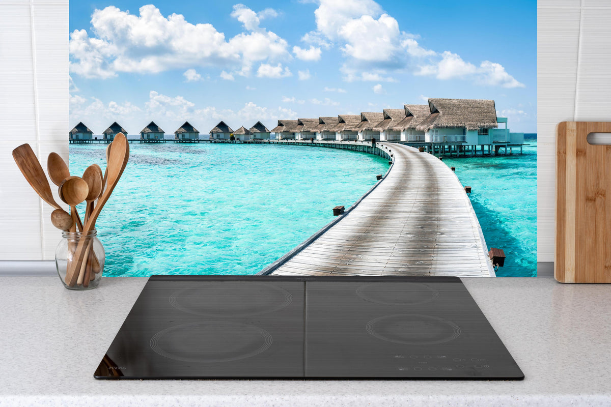 Küche - Malediven Wasser-Hotel hinter Cerankochfeld und Holz-Kochutensilien