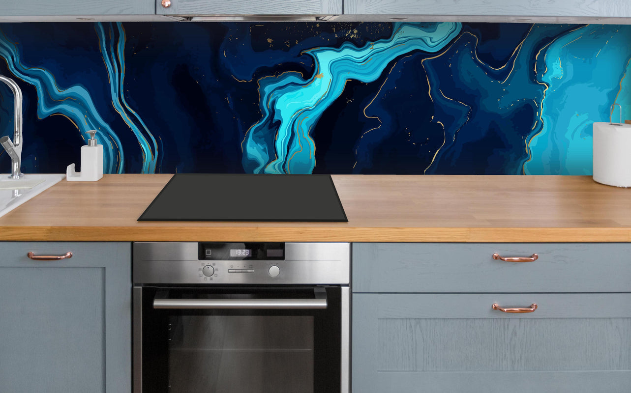 Küche - Mamor des Meeres über polierter Holzarbeitsplatte mit Cerankochfeld