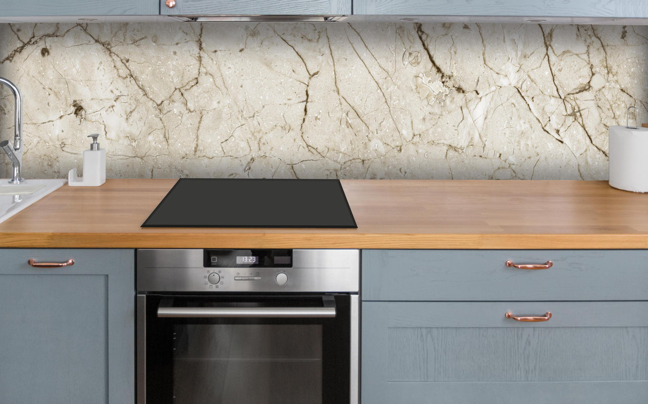 Küche - Marmor Hintergrund - Beige über polierter Holzarbeitsplatte mit Cerankochfeld