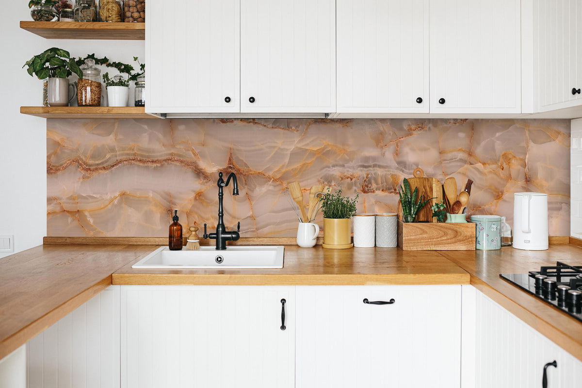 Küche - Marmor Onyx Struktur in weißer Küche hinter Gewürzen und Kochlöffeln aus Holz