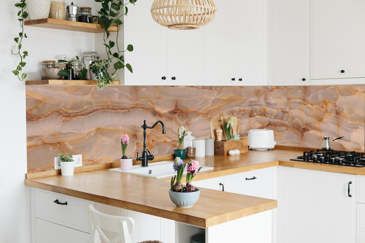 Küche - Marmor Onyx Struktur in lebendiger Küche mit bunten Blumen