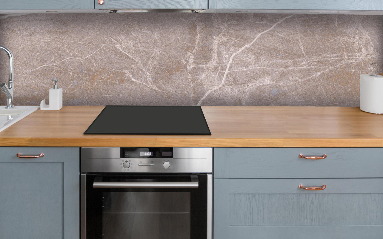 Küche - Marmor Textur - Rosa über polierter Holzarbeitsplatte mit Cerankochfeld