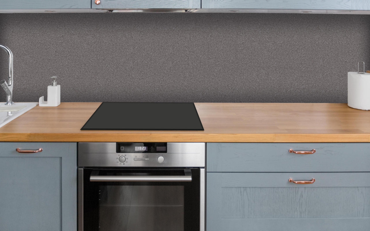 Küche - Marmor Textur dunkel über polierter Holzarbeitsplatte mit Cerankochfeld