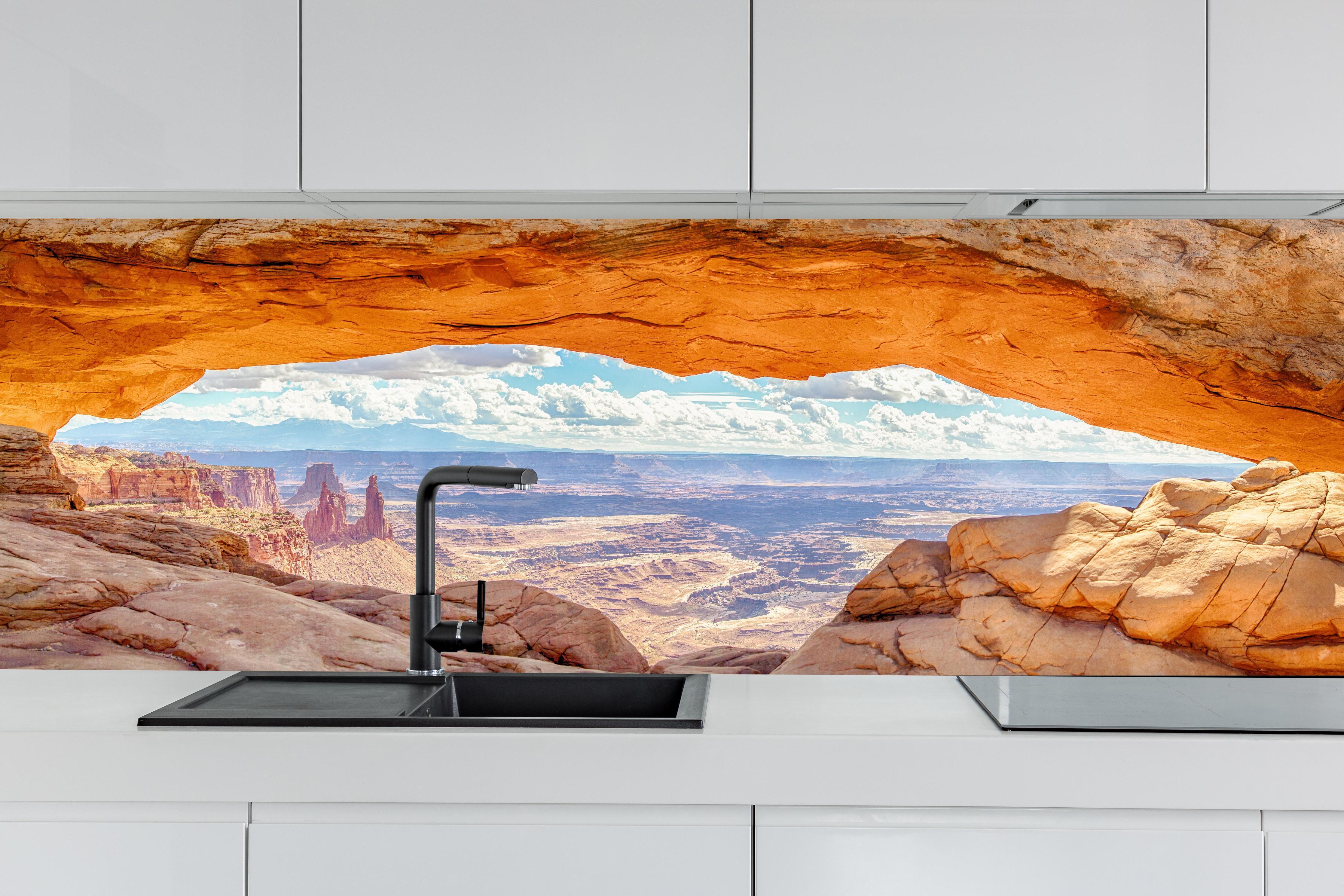 Küche - Mesa Arch-Panorama bei Sonnenaufgang hinter weißen Hochglanz-Küchenregalen und schwarzem Wasserhahn