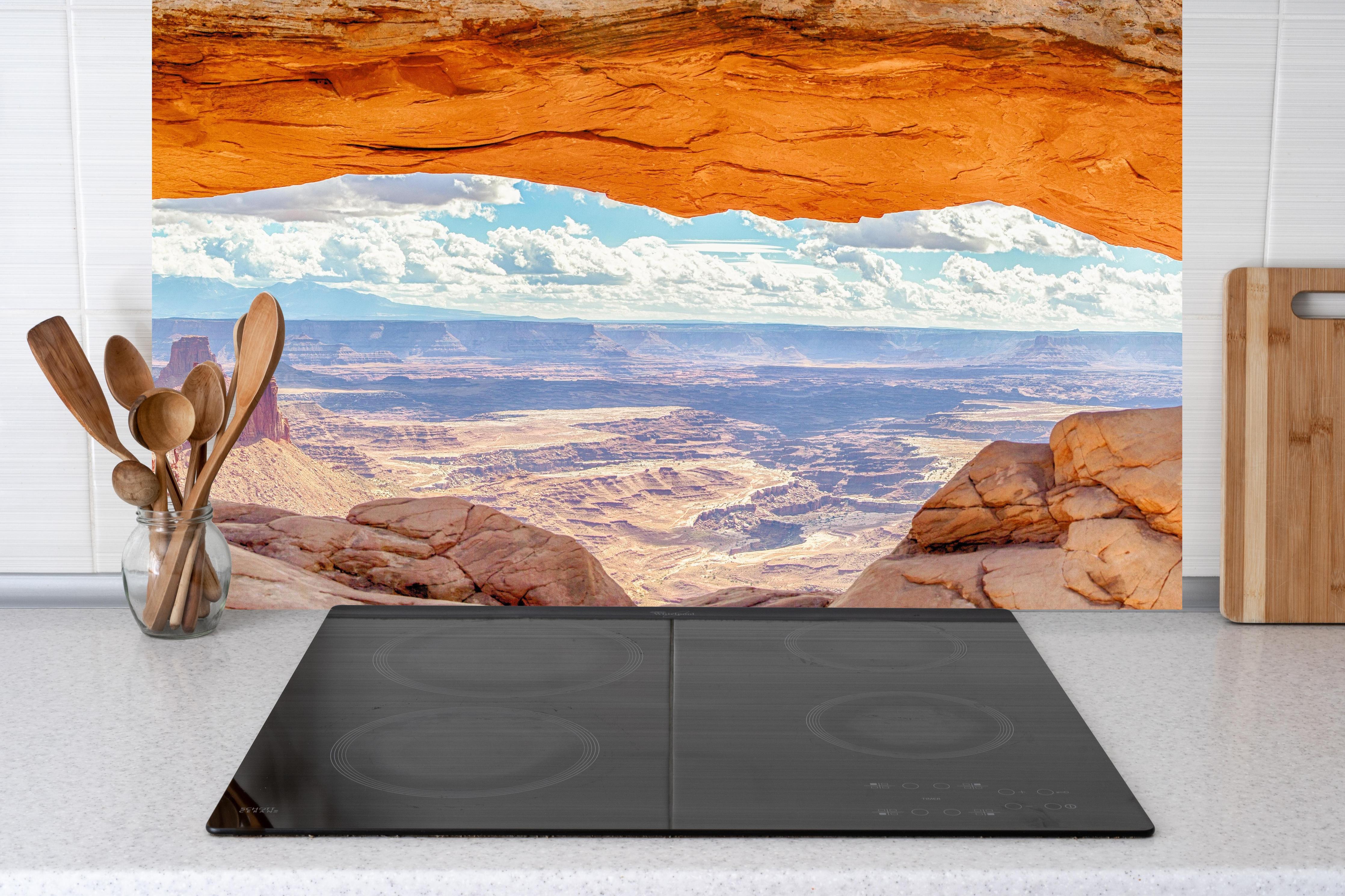 Küche - Mesa Arch-Panorama bei Sonnenaufgang hinter Cerankochfeld und Holz-Kochutensilien