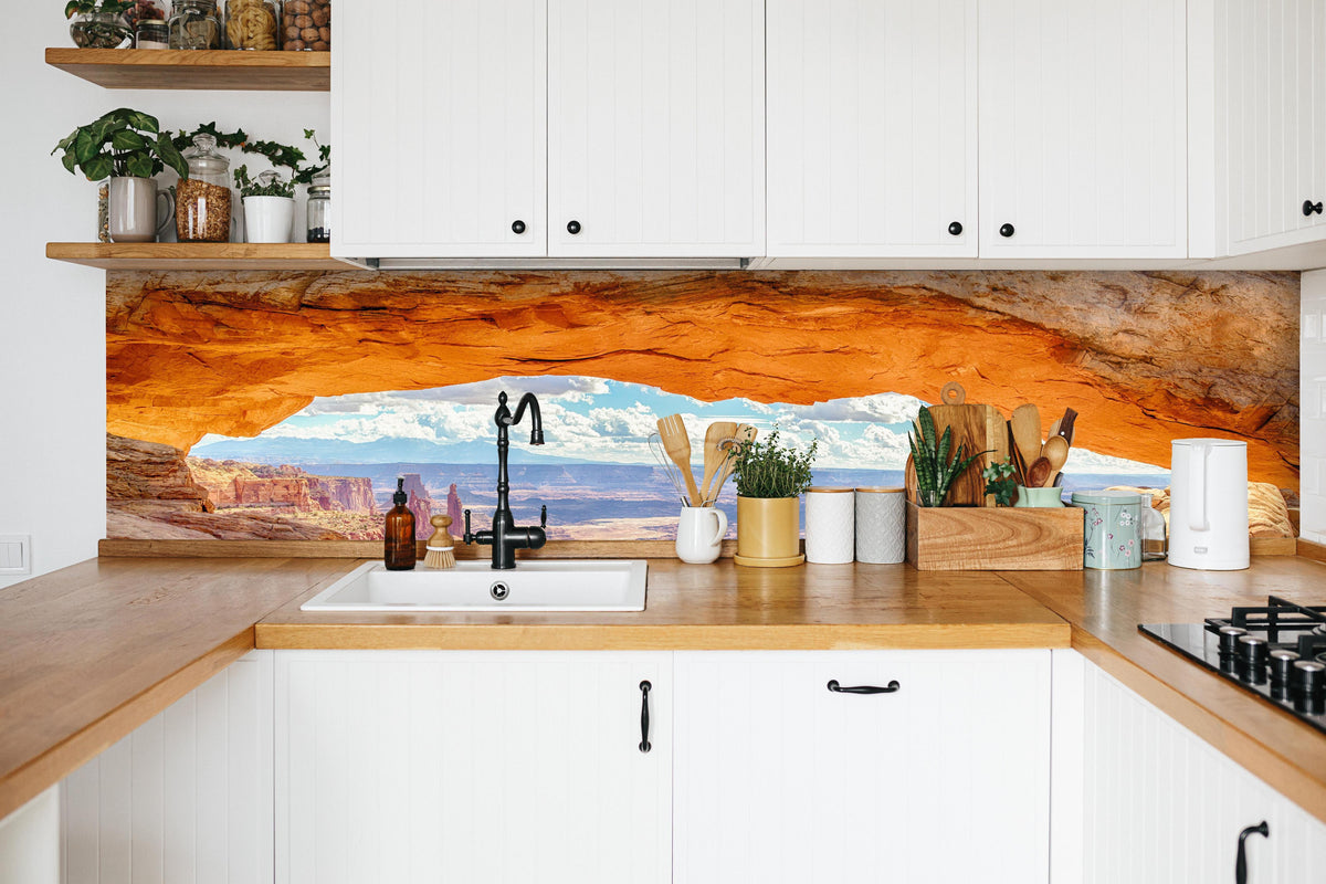 Küche - Mesa Arch-Panorama bei Sonnenaufgang in weißer Küche hinter Gewürzen und Kochlöffeln aus Holz