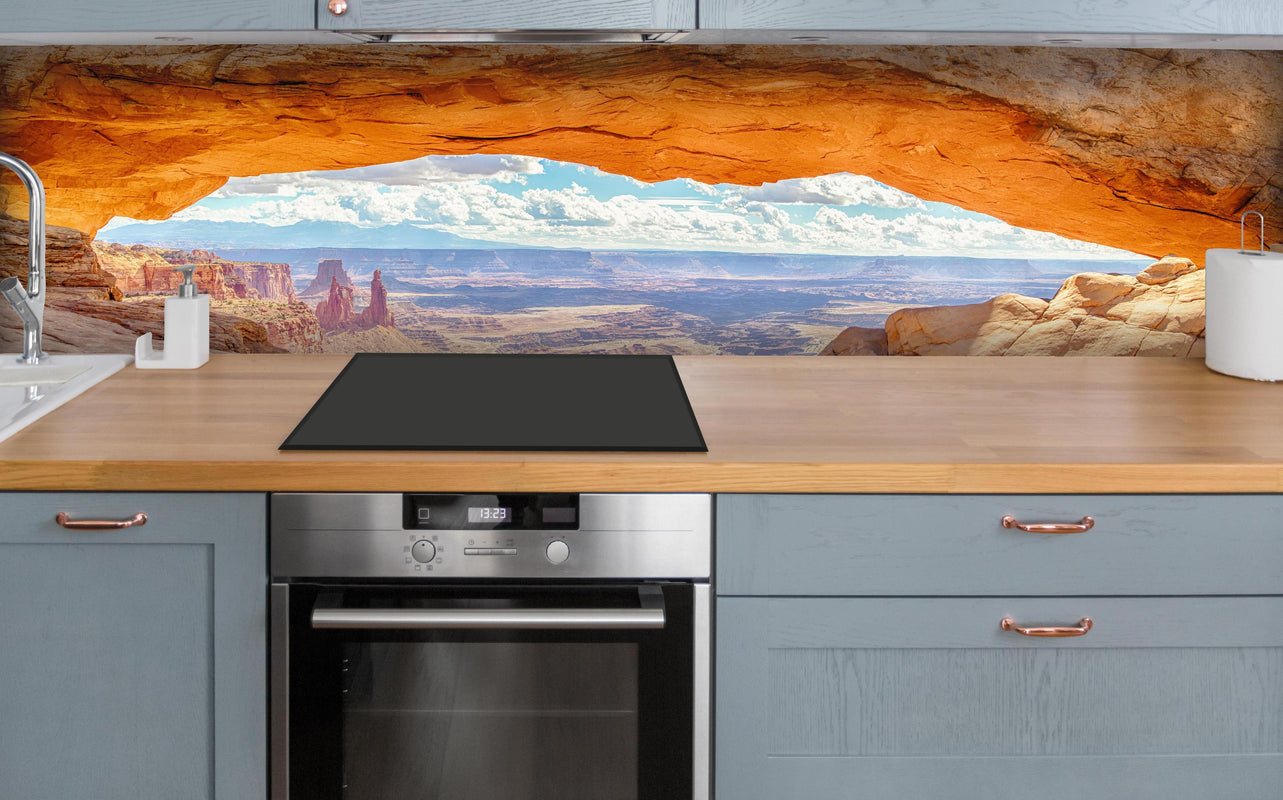 Küche - Mesa Arch-Panorama bei Sonnenaufgang über polierter Holzarbeitsplatte mit Cerankochfeld