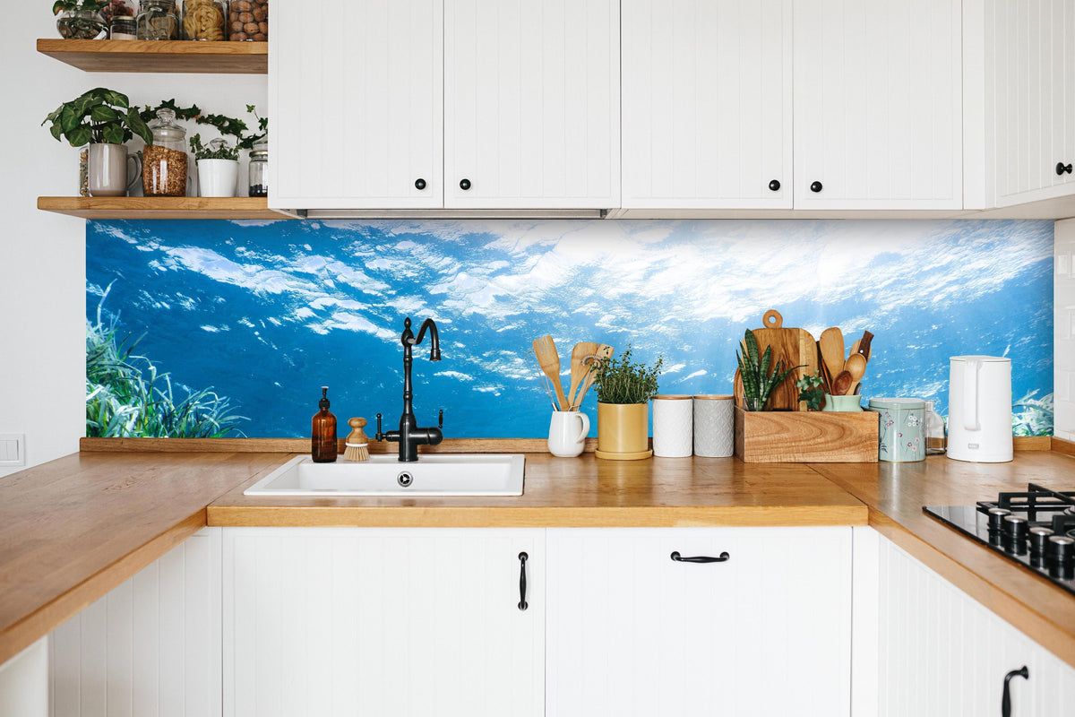 Küche - Mesmerizing Unterwasser in weißer Küche hinter Gewürzen und Kochlöffeln aus Holz