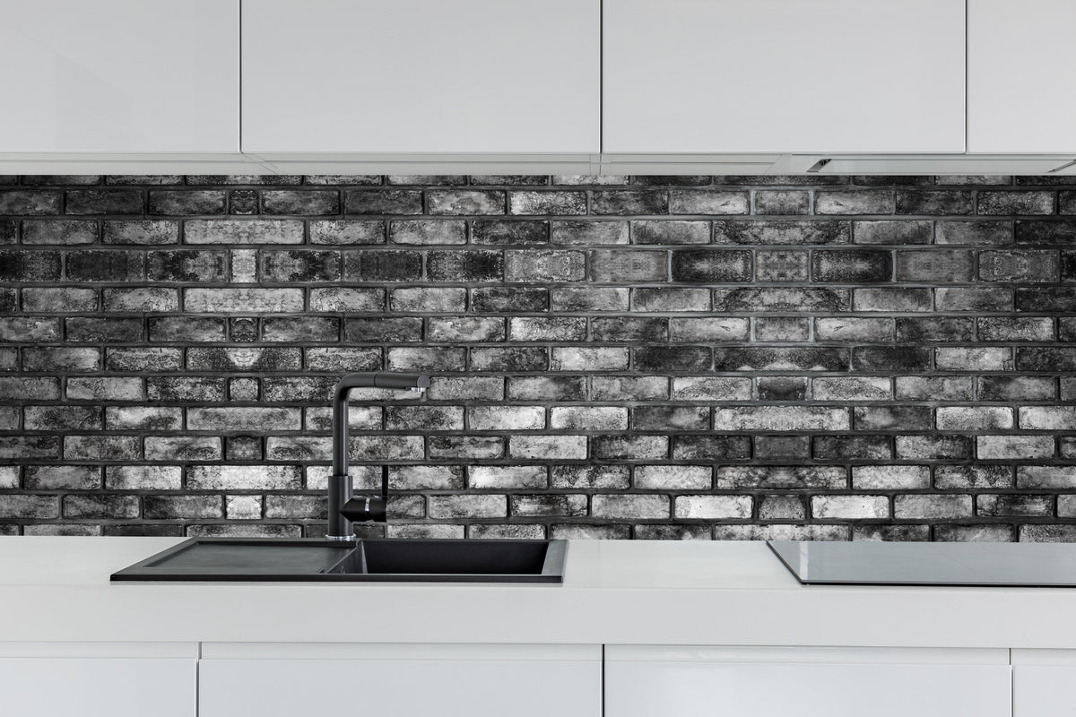 Küche - Metallische Steinstruktur hinter weißen Hochglanz-Küchenregalen und schwarzem Wasserhahn