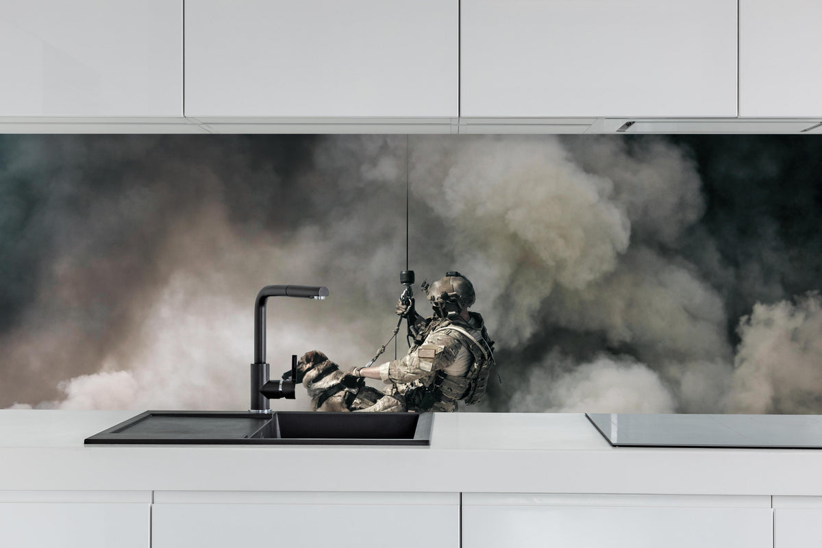 Küche - Militärsoldat mit Hund hinter weißen Hochglanz-Küchenregalen und schwarzem Wasserhahn