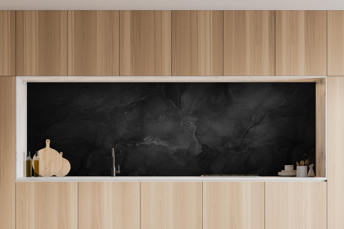 Küche - Modern grau-schwarzer Marmor in charakteristischer Vollholz-Küche mit modernem Gasherd