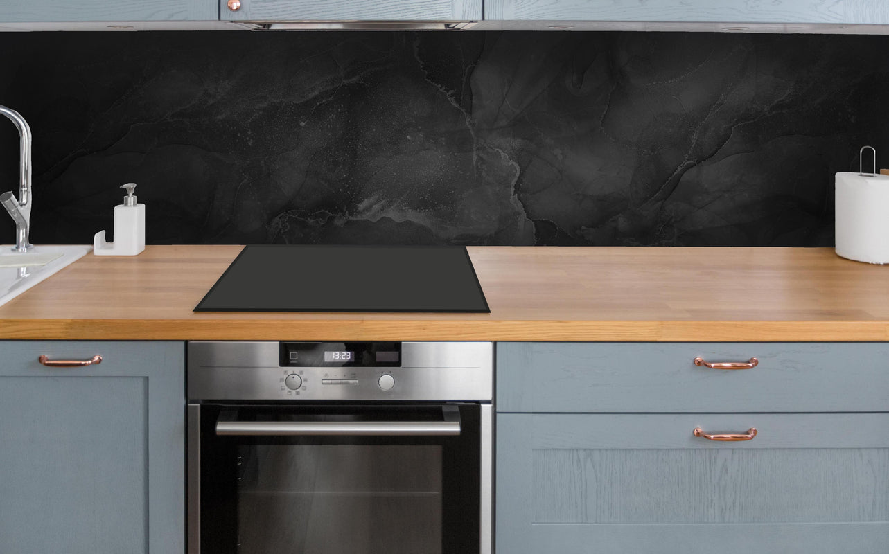 Küche - Modern grau-schwarzer Marmor über polierter Holzarbeitsplatte mit Cerankochfeld