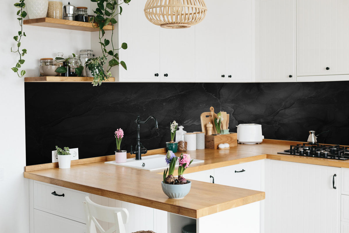 Küche - Modern grau-schwarzer Marmor in lebendiger Küche mit bunten Blumen