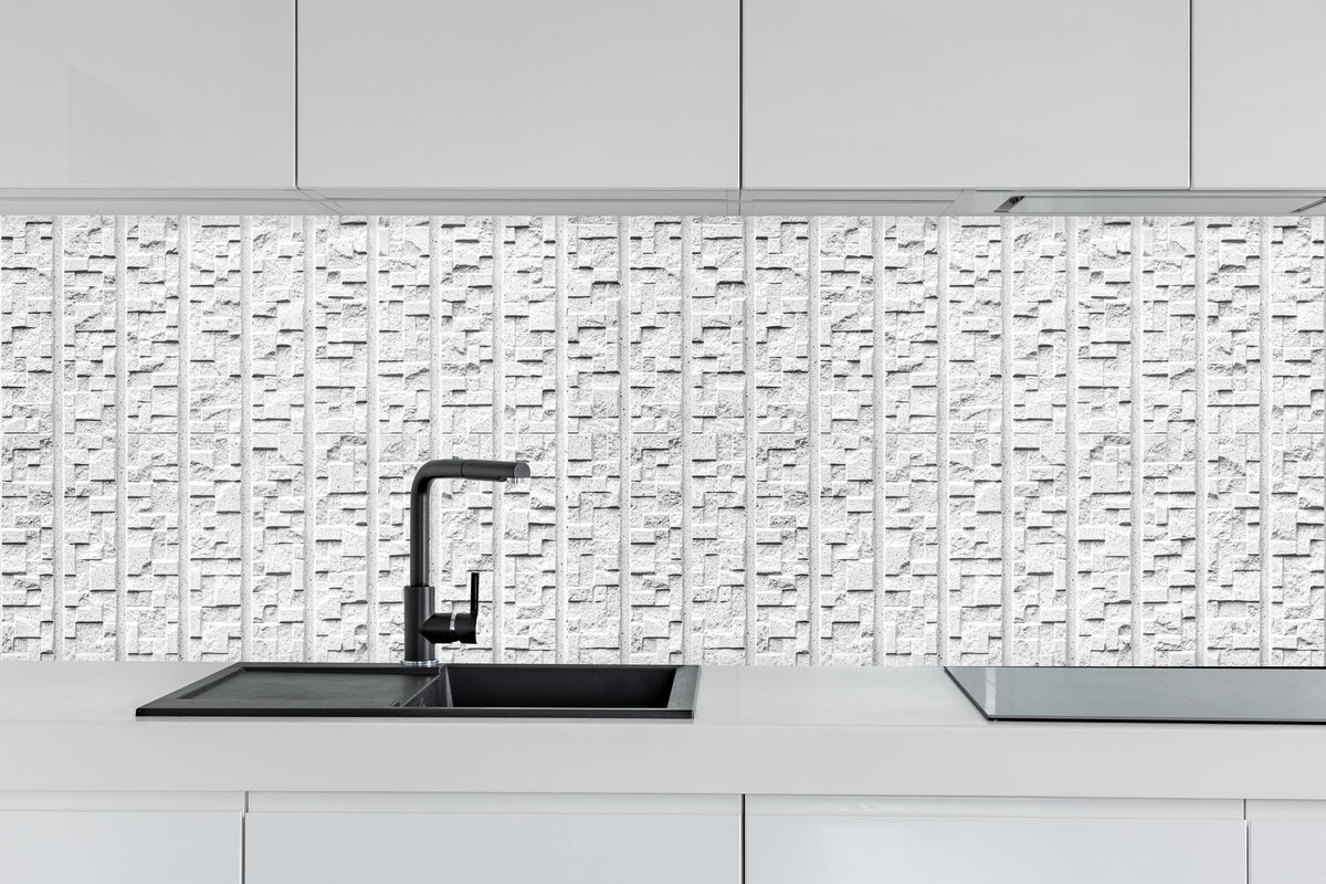 Küche - Modern weiße Steinwand mit Muster hinter weißen Hochglanz-Küchenregalen und schwarzem Wasserhahn