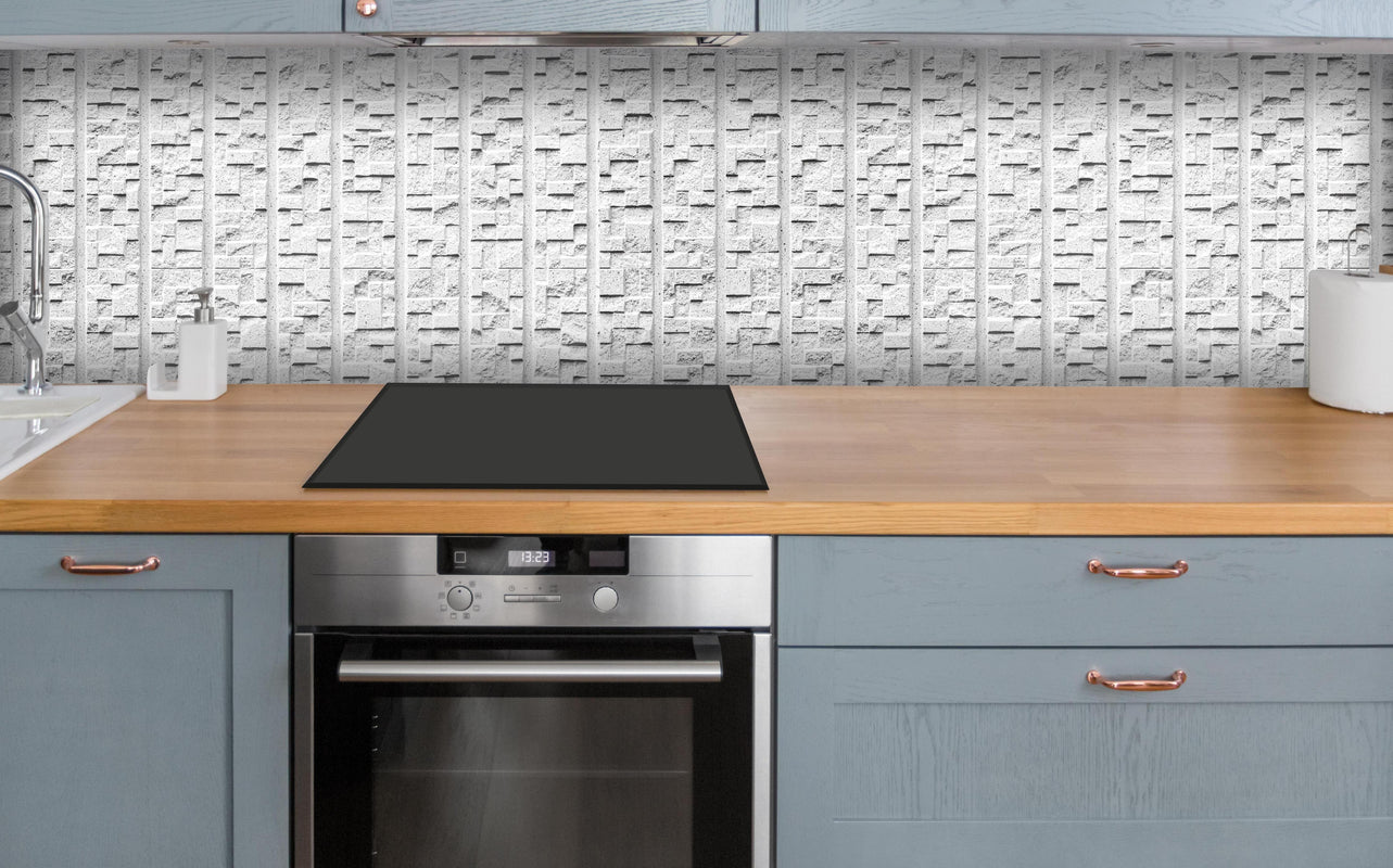 Küche - Modern weiße Steinwand mit Muster über polierter Holzarbeitsplatte mit Cerankochfeld