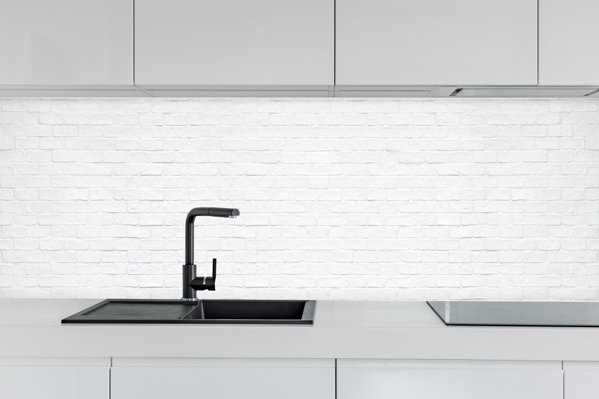 Küche - Moderne weiße Backsteinmauer 1 hinter weißen Hochglanz-Küchenregalen und schwarzem Wasserhahn