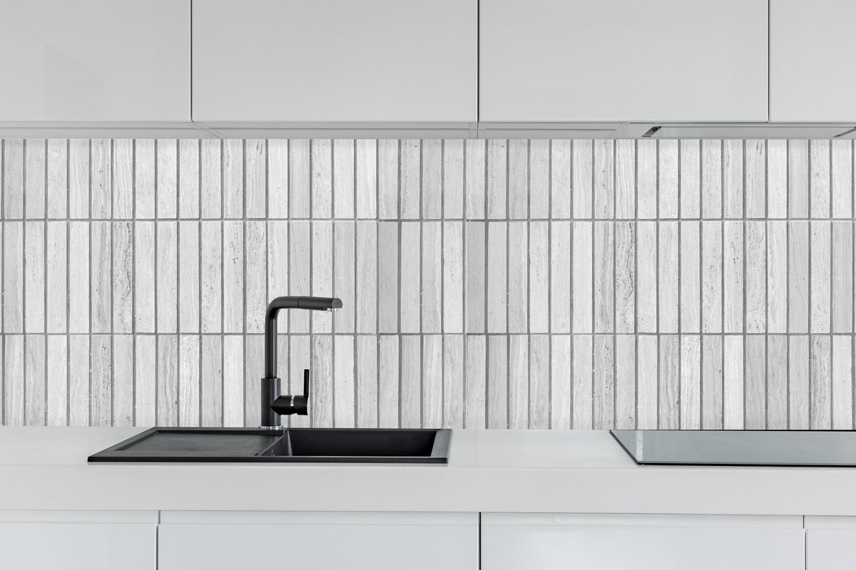 Küche - Moderne weiße Backsteinmauer 2 hinter weißen Hochglanz-Küchenregalen und schwarzem Wasserhahn