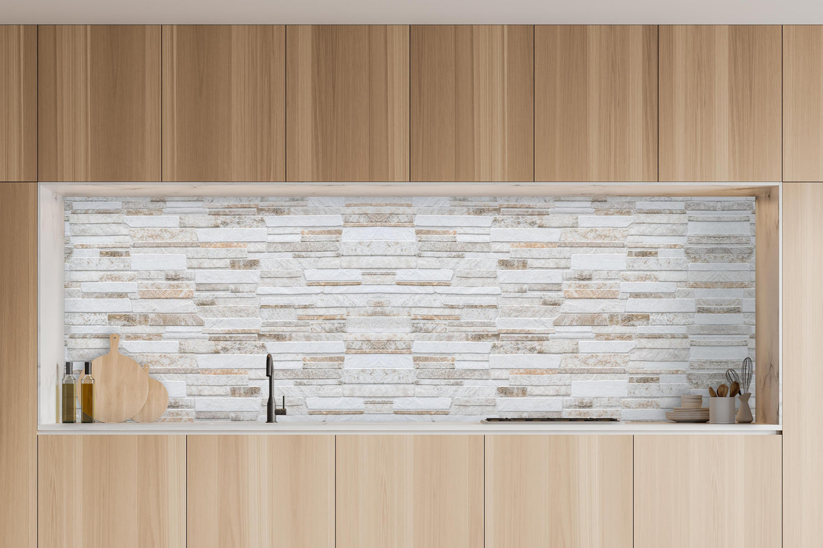 Küche - Modernen braunen Steinmauer in charakteristischer Vollholz-Küche mit modernem Gasherd
