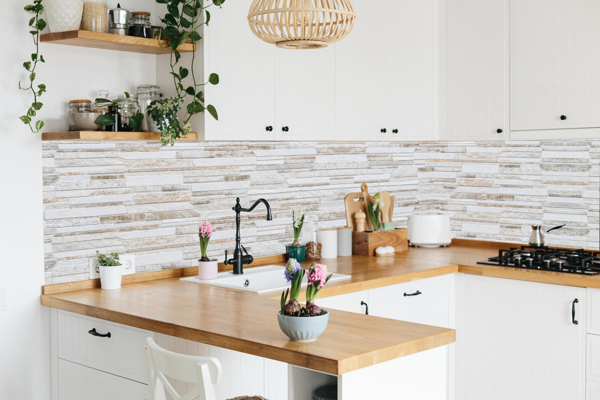 Küche - Modernen braunen Steinmauer in lebendiger Küche mit bunten Blumen