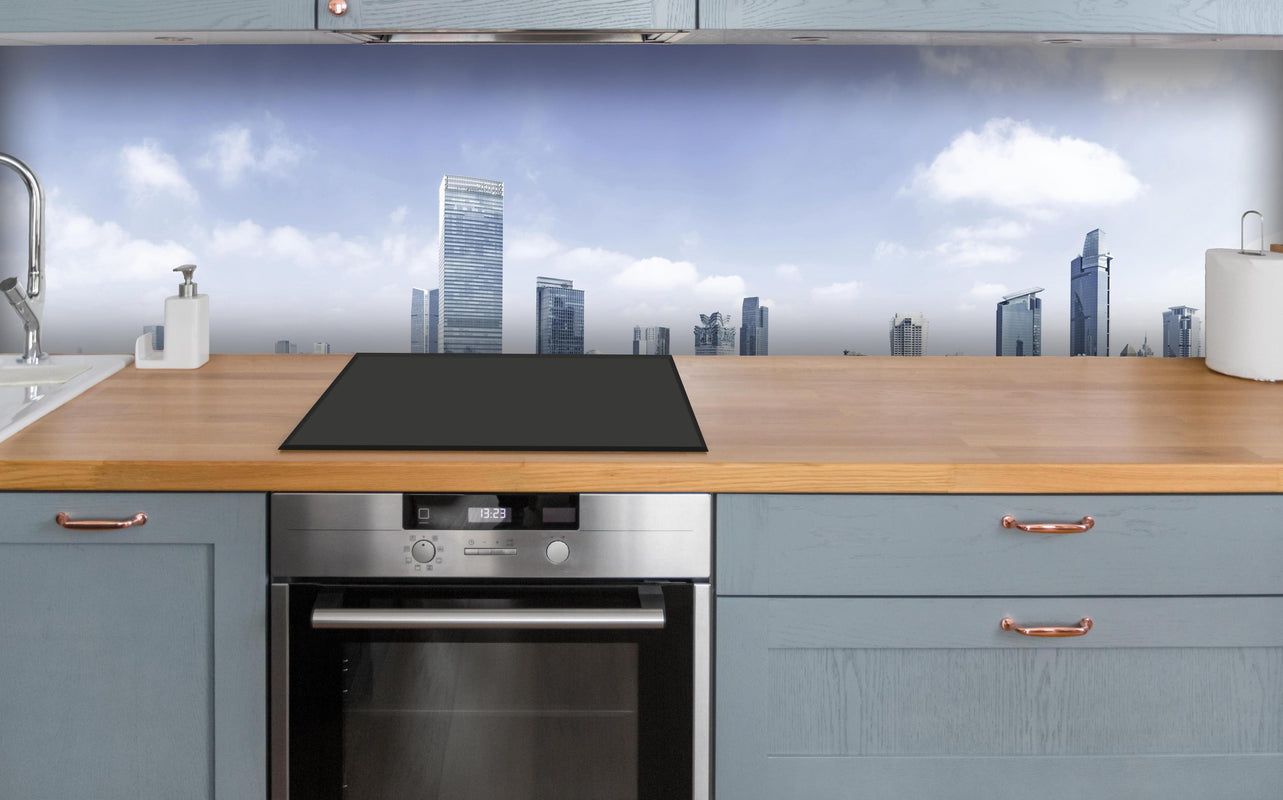 Küche - Moderner Skyline und Gebäuden über polierter Holzarbeitsplatte mit Cerankochfeld
