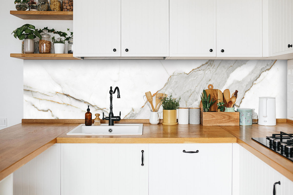 Küche - Moderner Weiß-Grauer Marmor in weißer Küche hinter Gewürzen und Kochlöffeln aus Holz