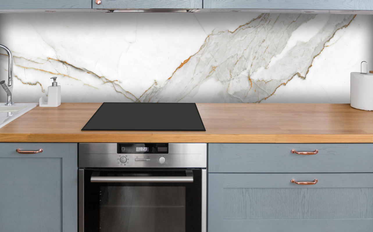 Küche - Moderner Weiß-Grauer Marmor über polierter Holzarbeitsplatte mit Cerankochfeld