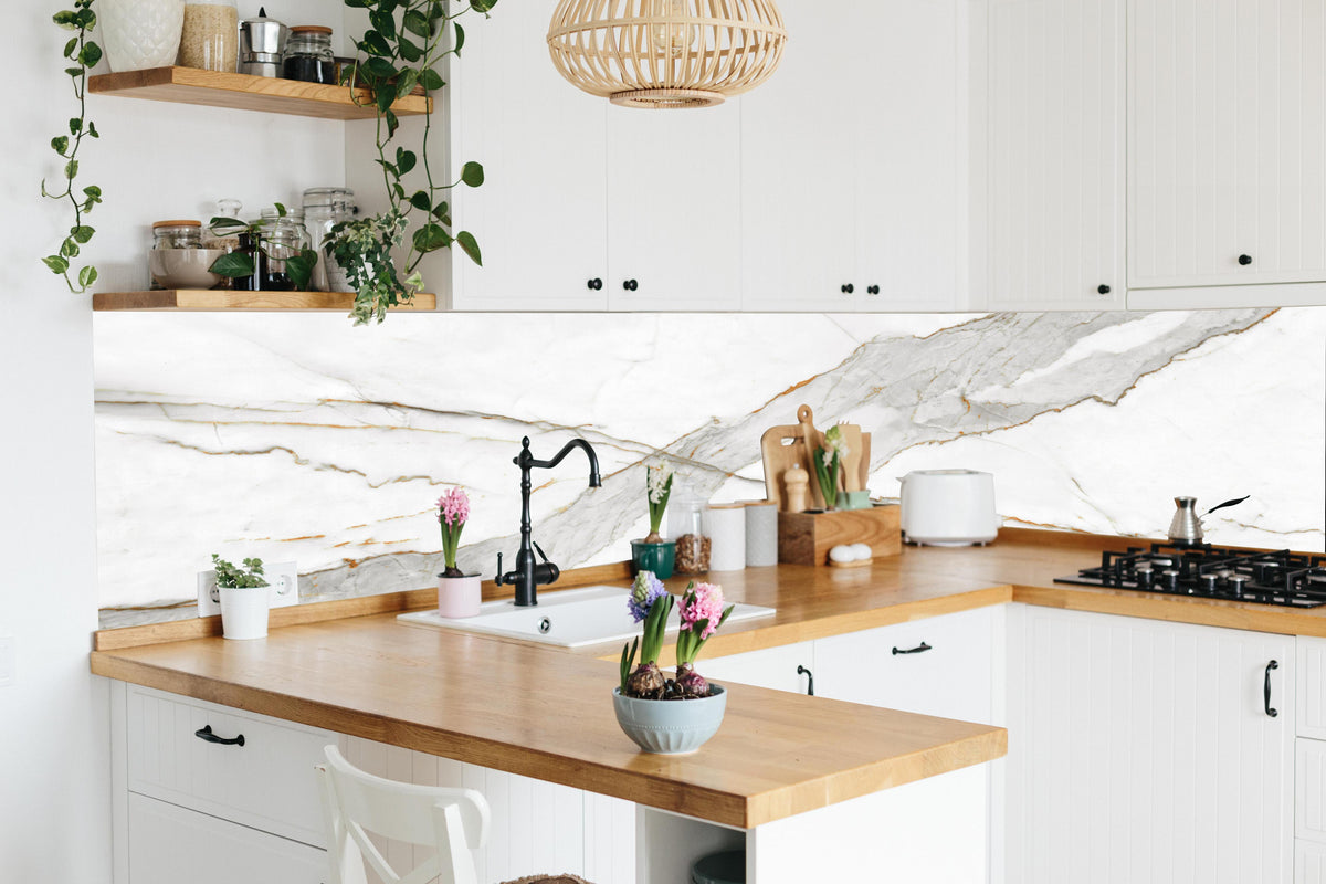 Küche - Moderner Weiß-Grauer Marmor in lebendiger Küche mit bunten Blumen