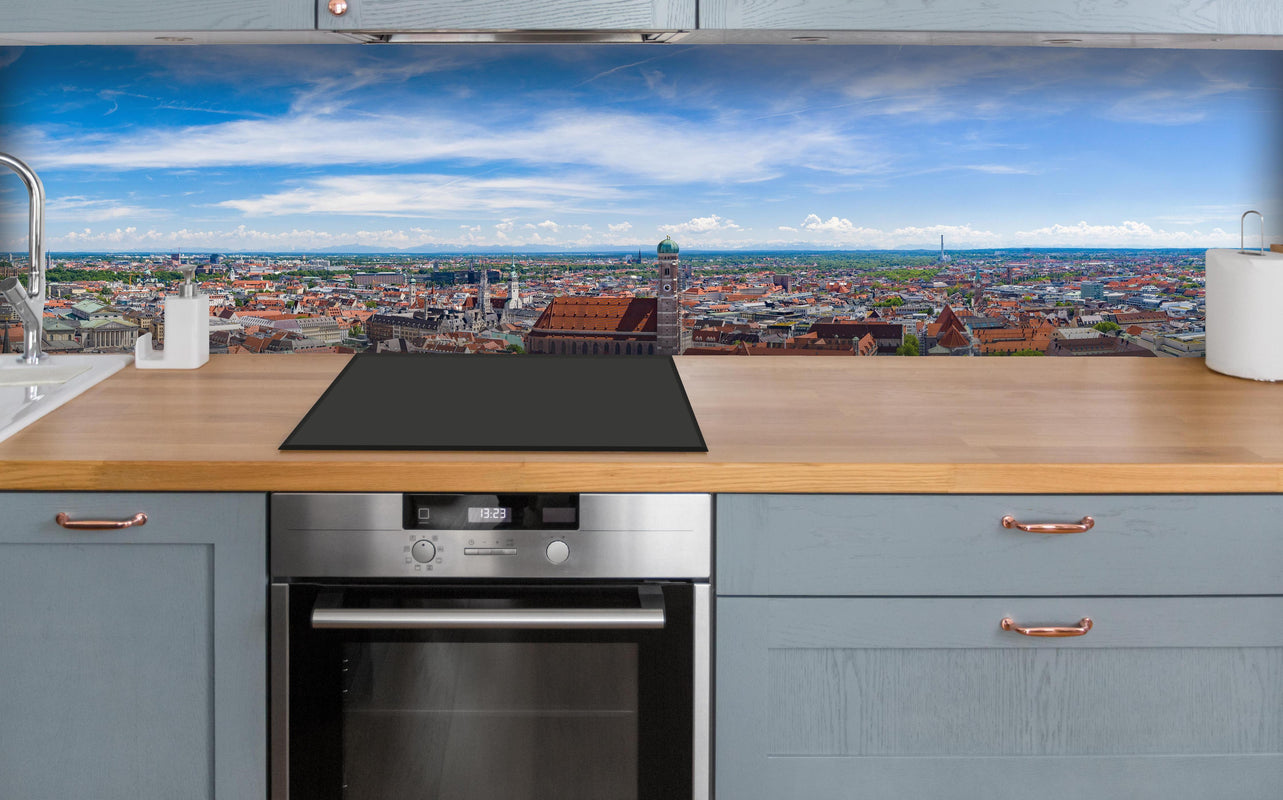 Küche - München Panorama über polierter Holzarbeitsplatte mit Cerankochfeld