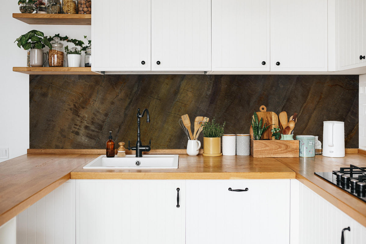Küche - Multicolor raue Marmortextur in weißer Küche hinter Gewürzen und Kochlöffeln aus Holz