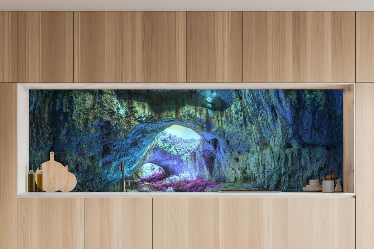 Küche - Mystische Höhle in fantastisch leuchtenden Farben in charakteristischer Vollholz-Küche mit modernem Gasherd