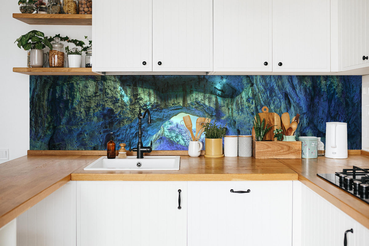Küche - Mystische Höhle in fantastisch leuchtenden Farben in weißer Küche hinter Gewürzen und Kochlöffeln aus Holz