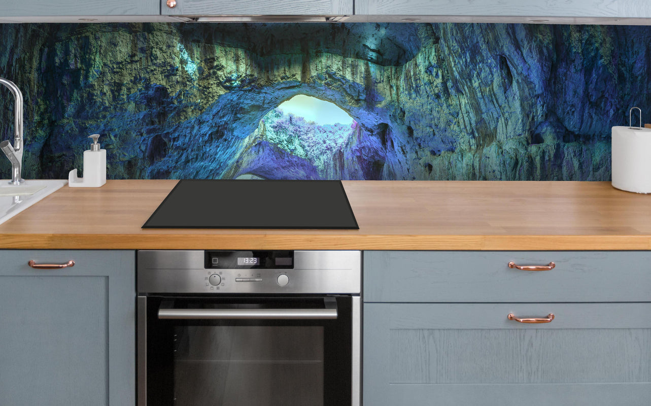 Küche - Mystische Höhle in fantastisch leuchtenden Farben über polierter Holzarbeitsplatte mit Cerankochfeld