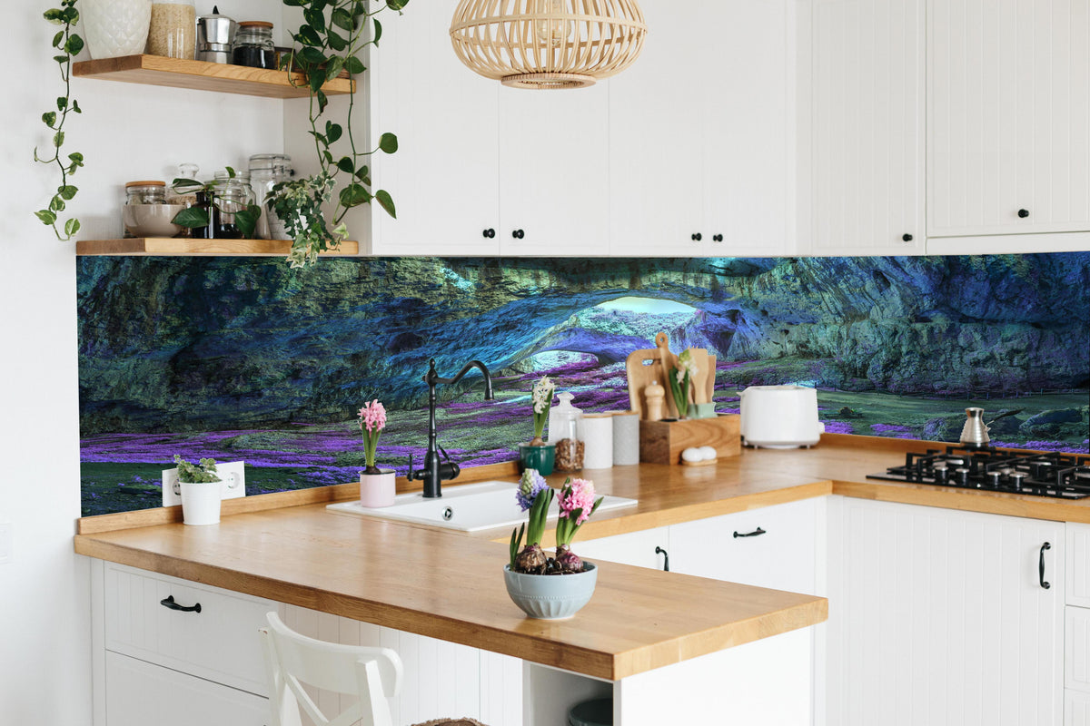 Küche - Mystische Höhle in fantastisch leuchtenden Farben in lebendiger Küche mit bunten Blumen