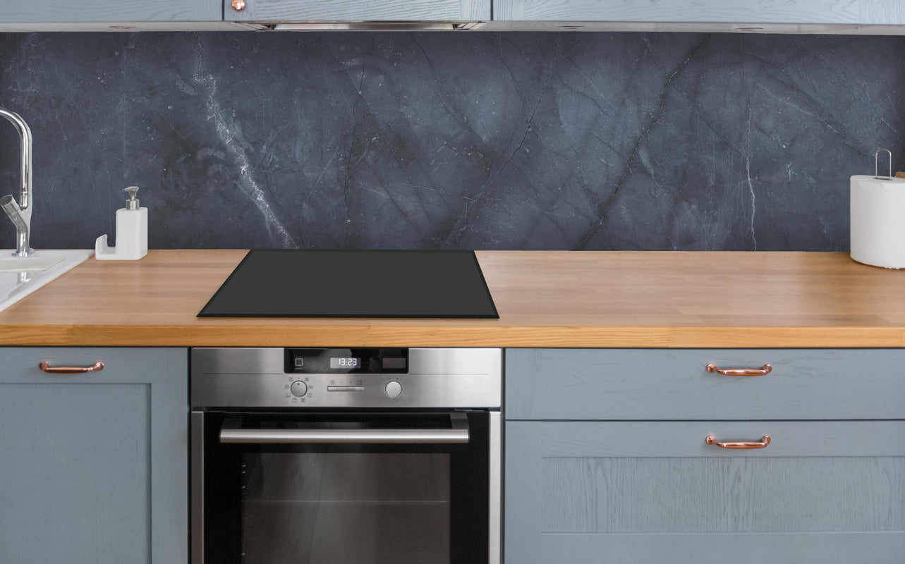 Küche - Nahaufnahme italienische Marmorplatte über polierter Holzarbeitsplatte mit Cerankochfeld